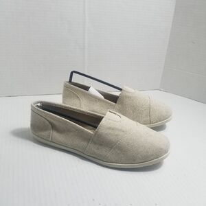 NEW IN BOX SODA WOMEN'S BEIGE SLIP ON SHOES SIZE 7.5